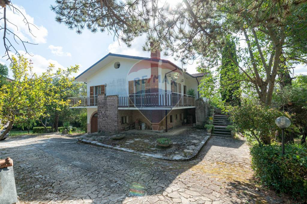 Villa in vendita a Serra San Quirico contrada Forchiusa, 85