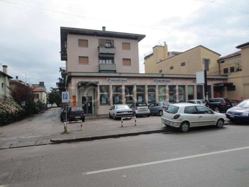 Magazzino in vendita a Verona via Centro