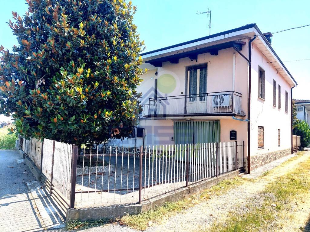 Casa Indipendente in vendita a Castelvetro Piacentino via manfredini 5