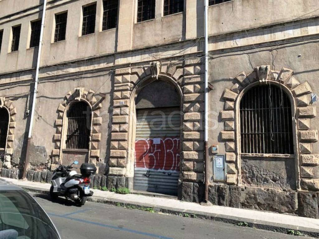 Magazzino in vendita a Catania via Colajanni Napoleone