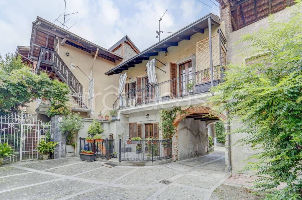 Casa Indipendente in vendita a Varallo Pombia via Sempione