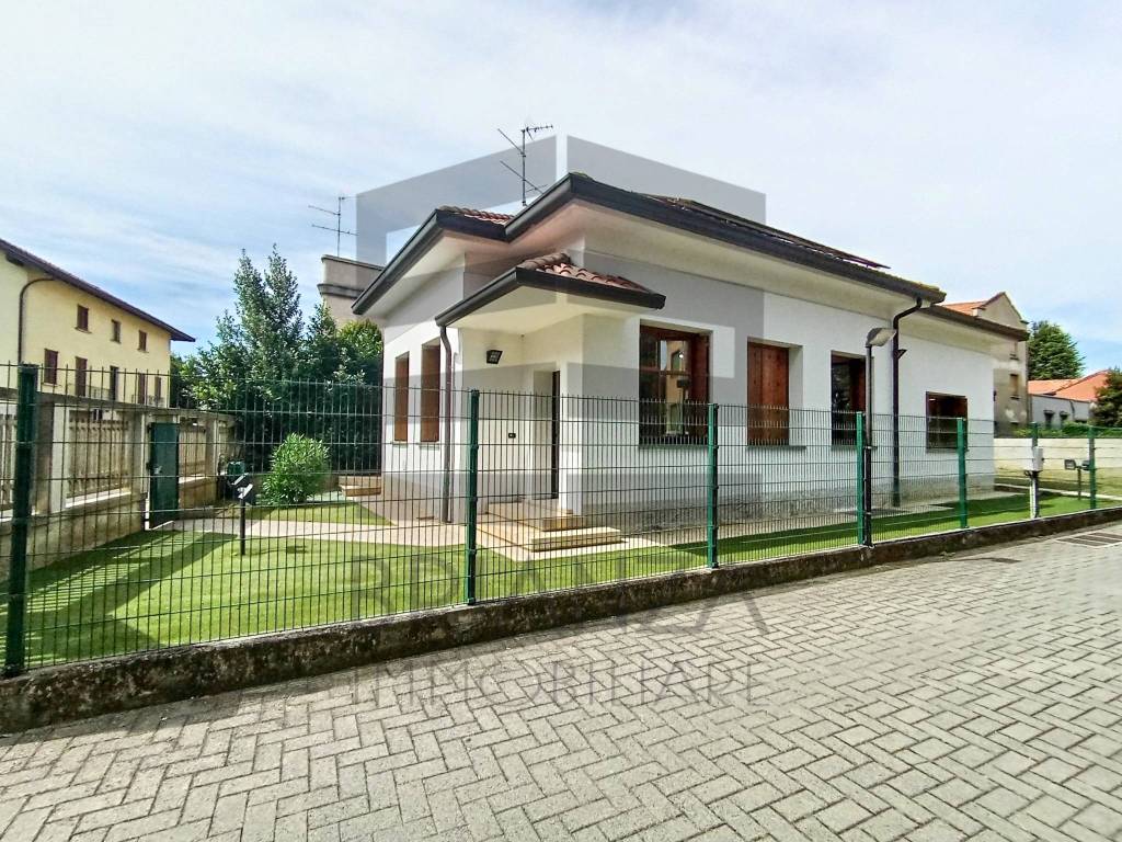Villa in vendita a Carugo via Enrico Toti, 27