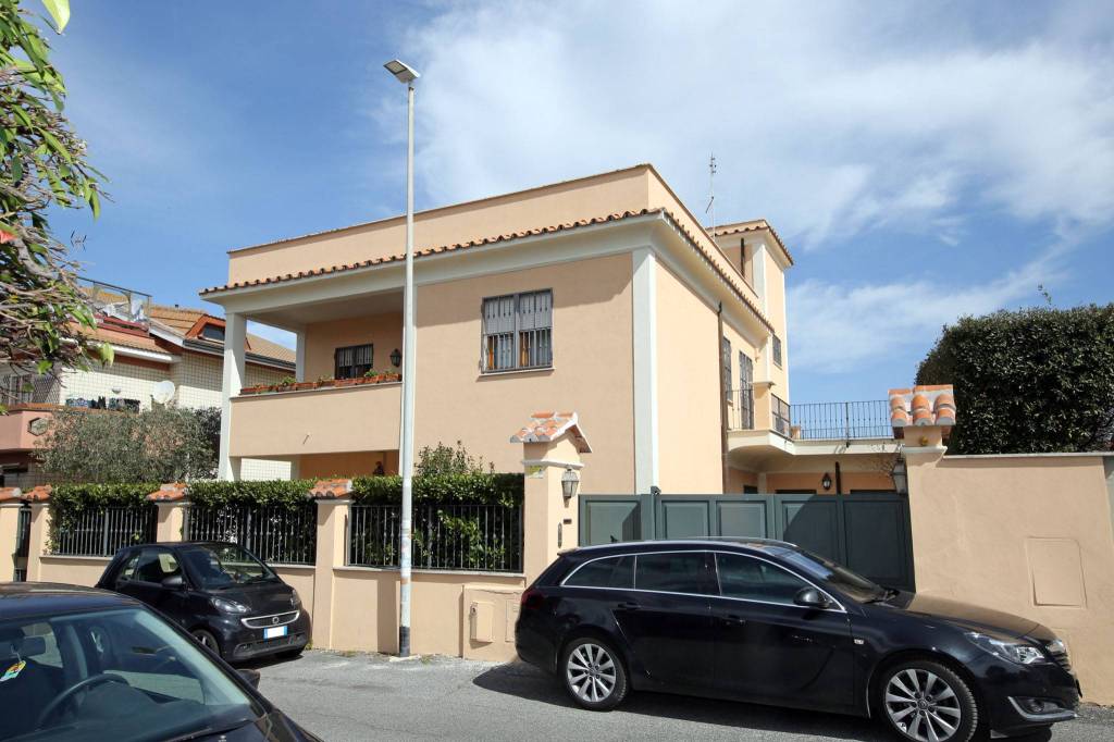 Villa in vendita a Roma via Argelato, 27