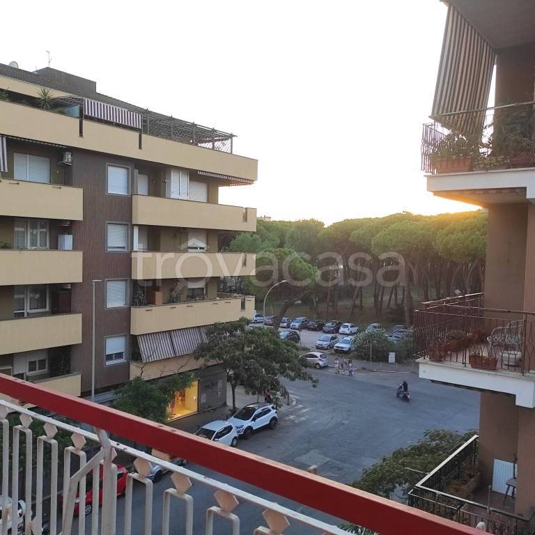 Appartamento in vendita a Roma via delle Canarie