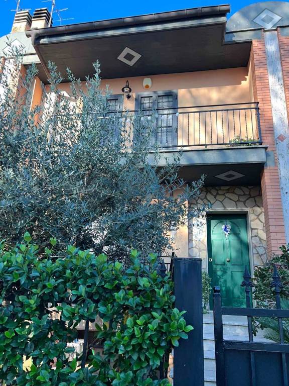 Villa a Schiera in in vendita da privato a Latina via Le Langhe, 10