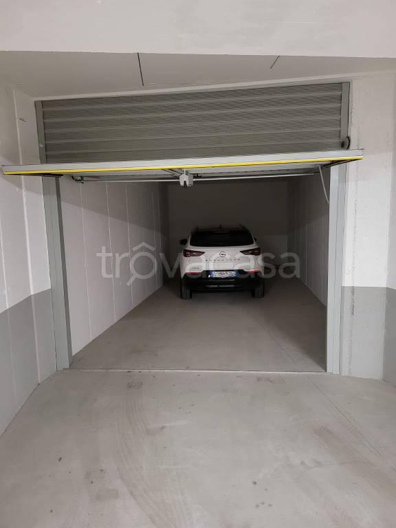 Garage in affitto a Milano via Andrea Palladio, 18