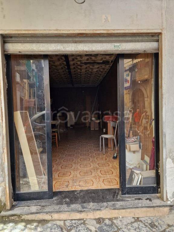Negozio in vendita a Napoli via Porta a San Gennaro, 26