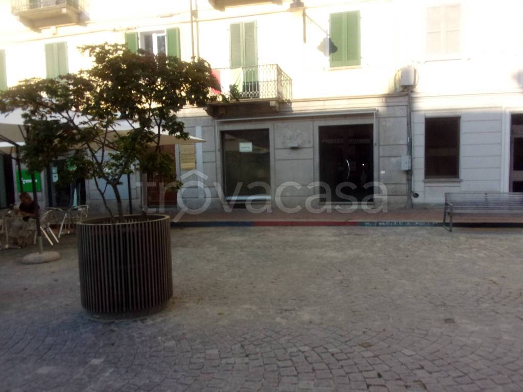 Negozio in affitto a Ivrea piazza Vittorio Emanuele