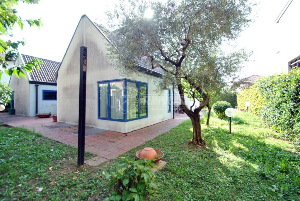 Villa in vendita a Caronno Pertusella via Don Enrico Uboldi