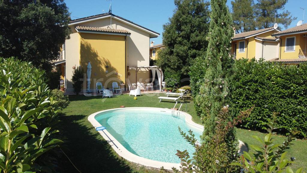 Villa Bifamiliare in vendita a Nepi viale Wolfgang Amadeus Mozart