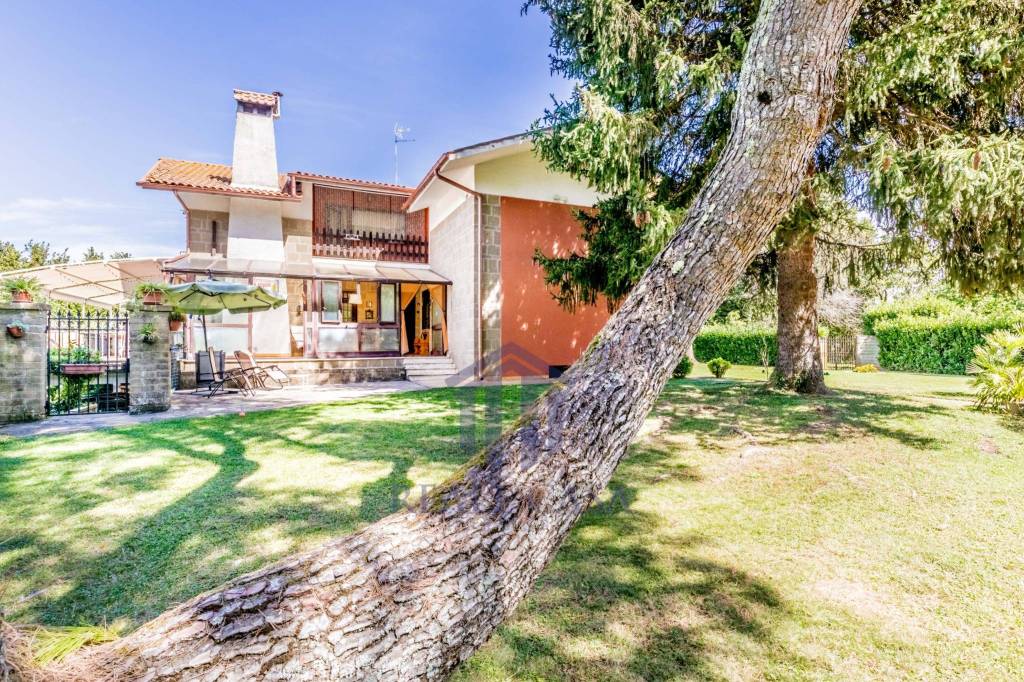 Villa in vendita a Bassano Romano strada Provinciale Bassanese