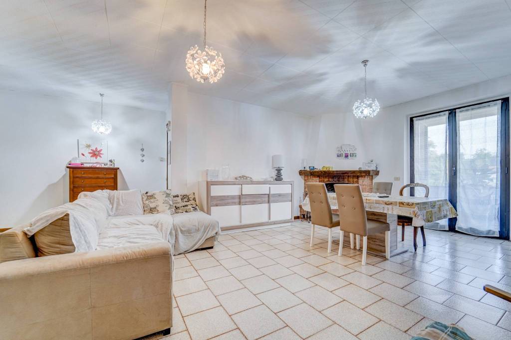 Appartamento in vendita a Travedona-Monate via Giacomo Matteotti, 449