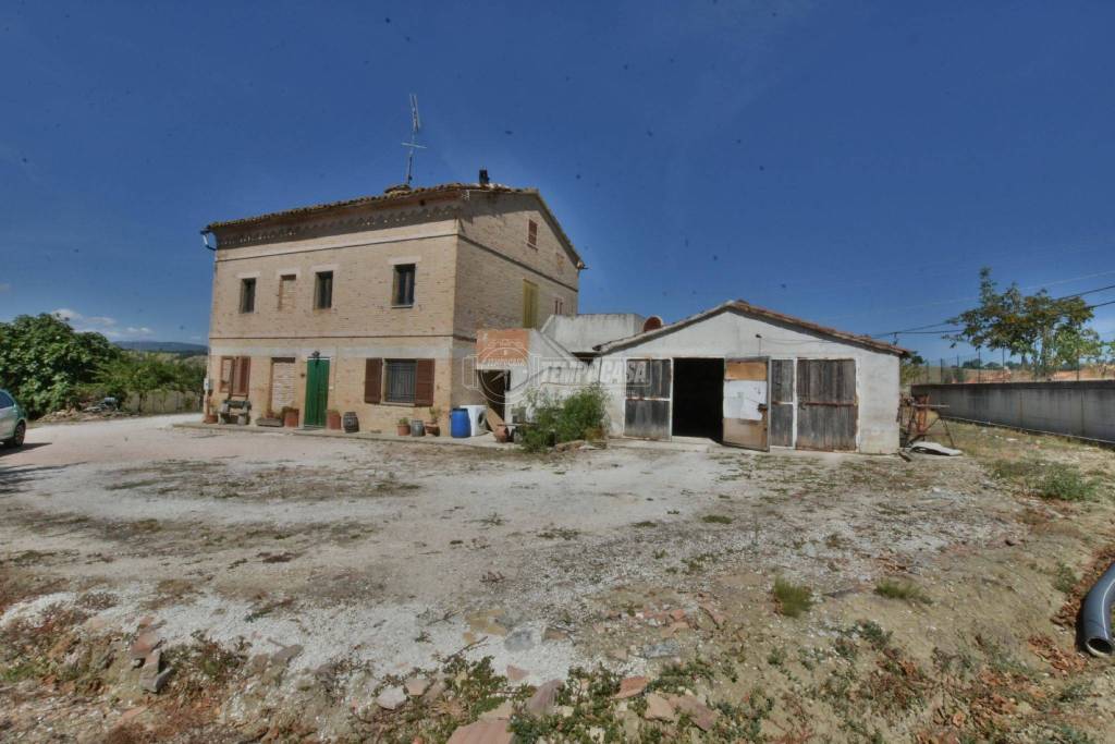 Colonica in vendita a Tolentino contrada Fontaiello, 3