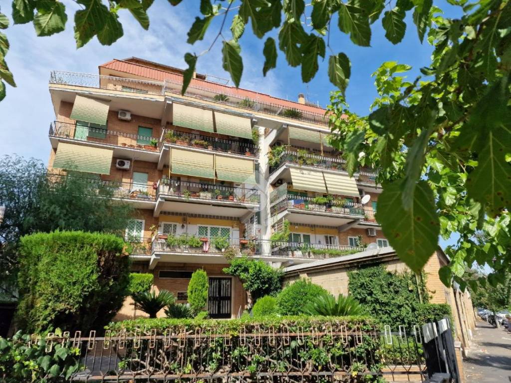 Appartamento in vendita a Roma via Camillo Serafini