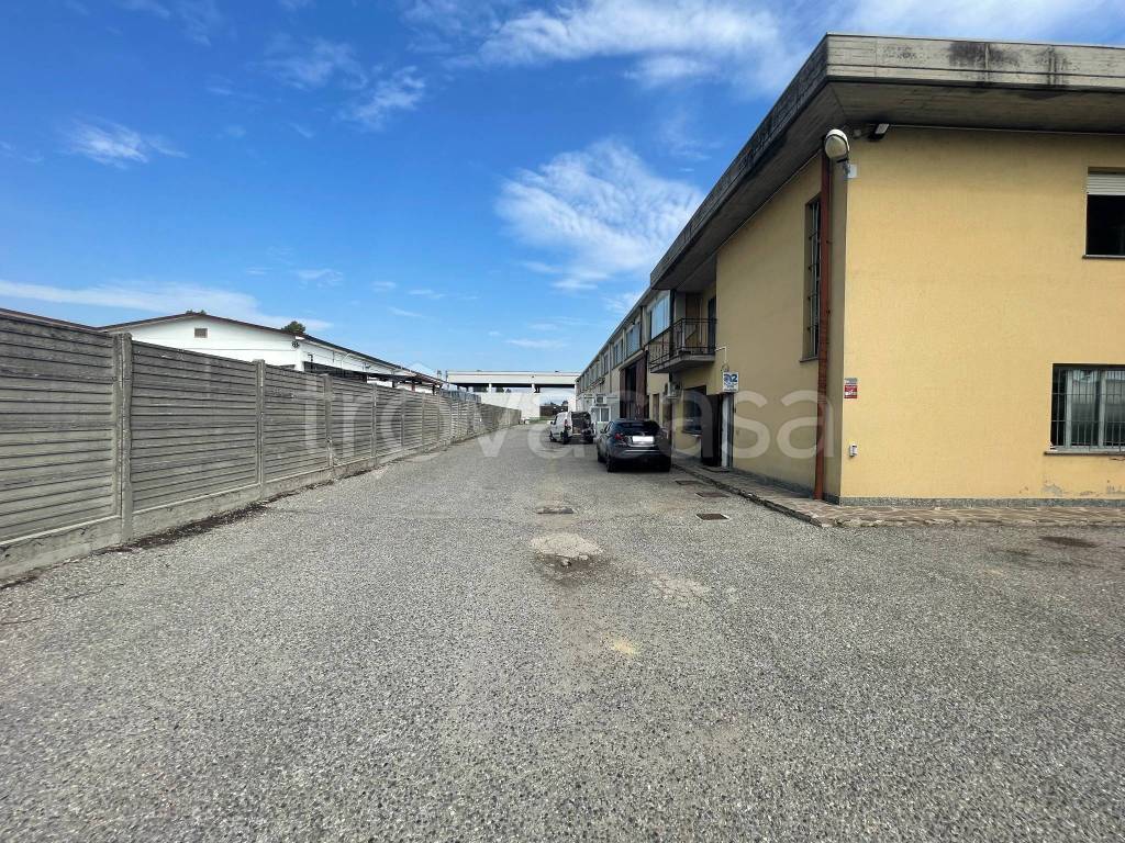 Capannone Industriale in vendita a Tribiano via Trieste, 9