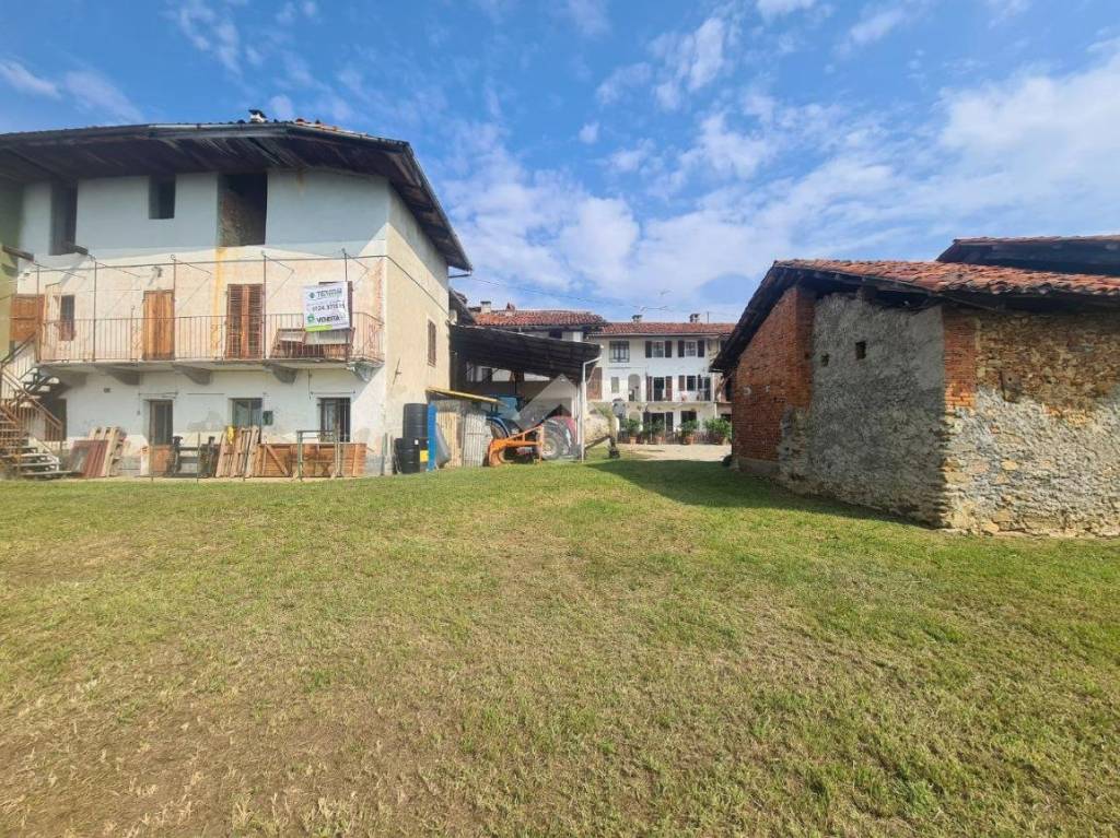 Casa Indipendente in vendita a Castellamonte frazione Sant'Anna Boschi, 14