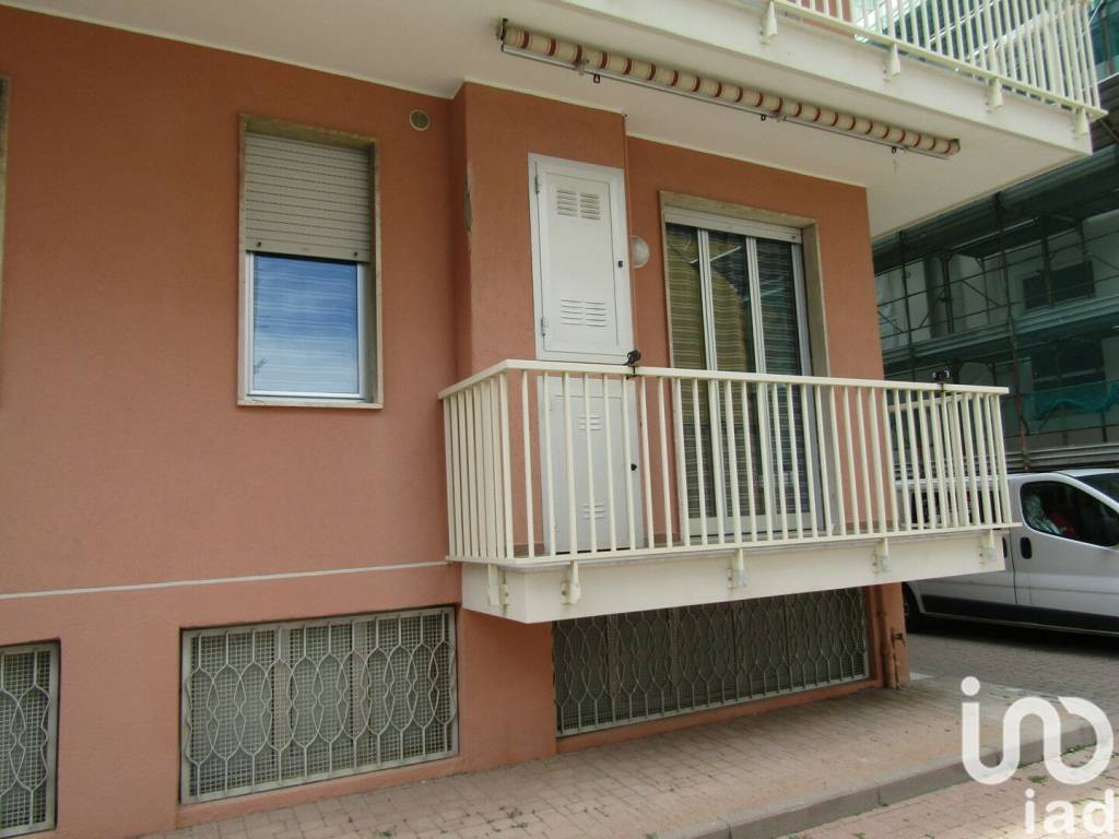 Appartamento in vendita a San Bartolomeo al Mare viale Lungomare delle Nazioni, 2