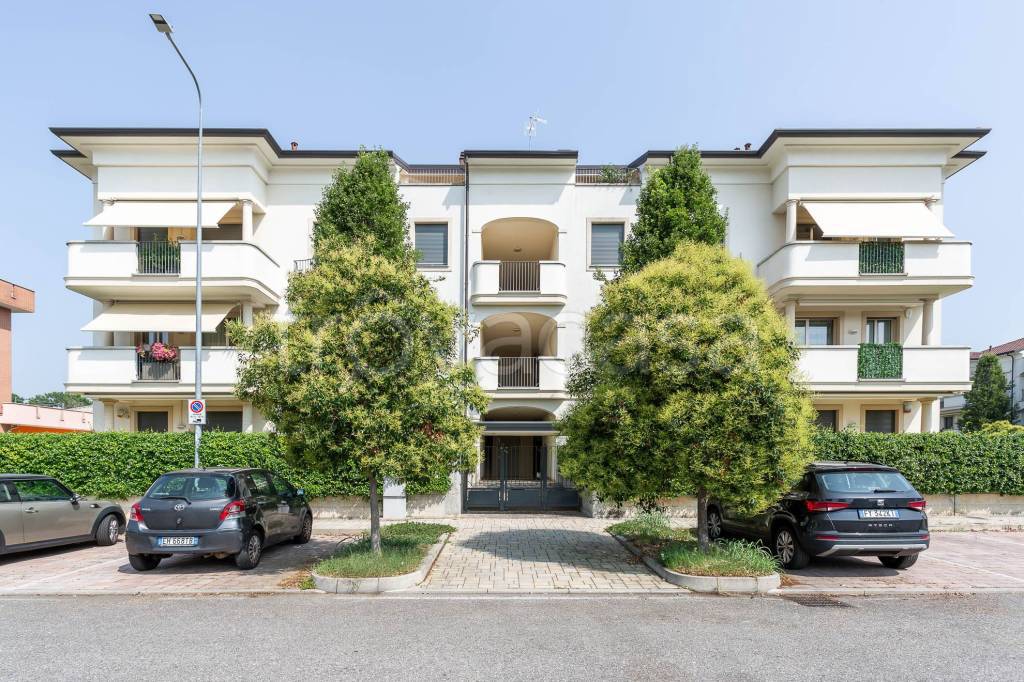 Appartamento in vendita a Biassono via Gianfranco Miglio, 5