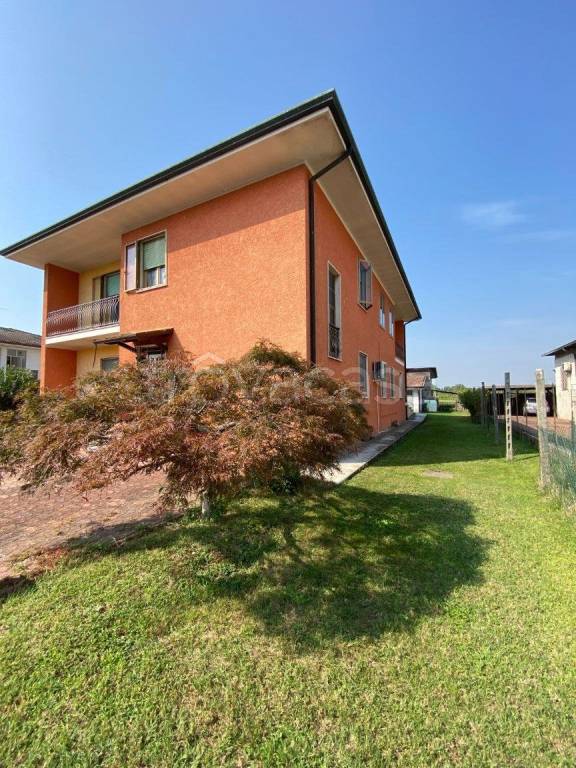 Villa Bifamiliare in vendita a Goito via Eusebio Bava