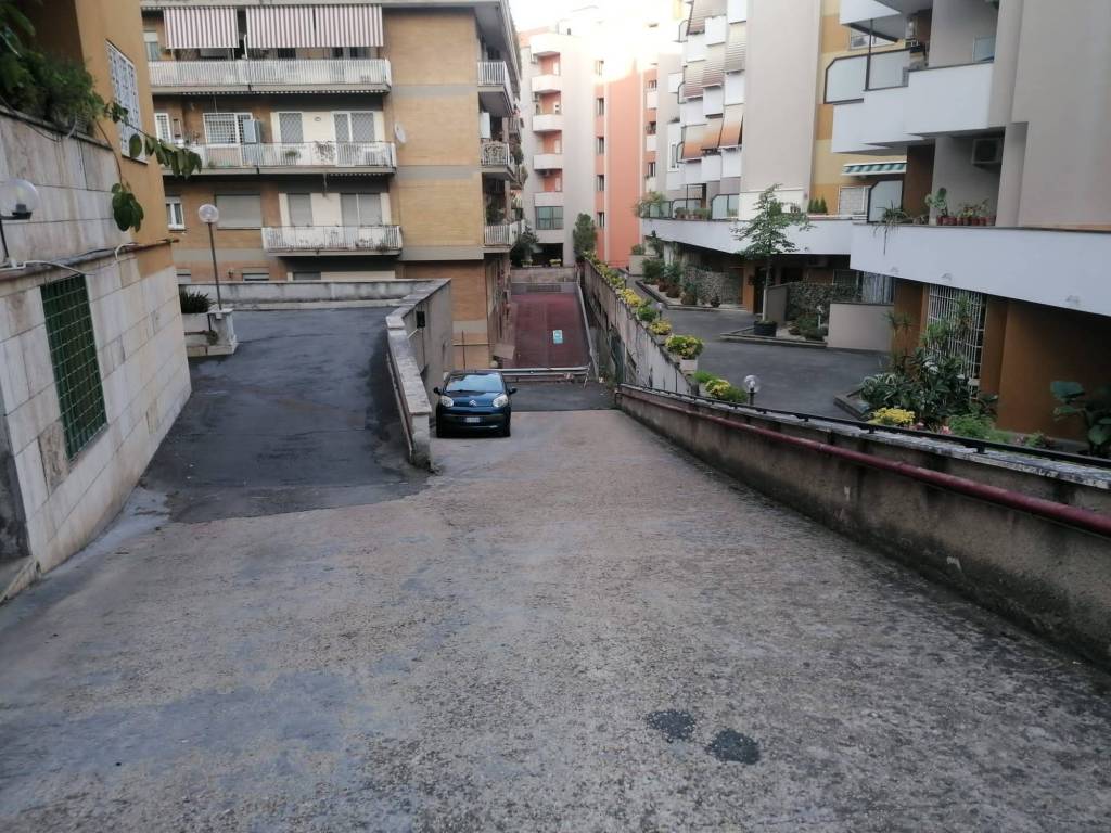 Garage in vendita a Roma via Marcello II