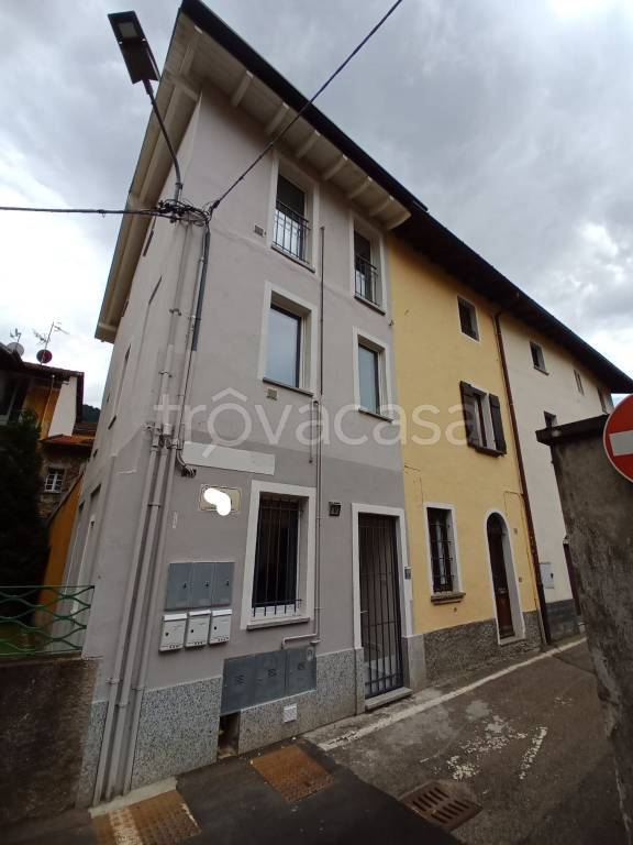 Casa Indipendente in vendita a Lavena Ponte Tresa via Dossena, 10