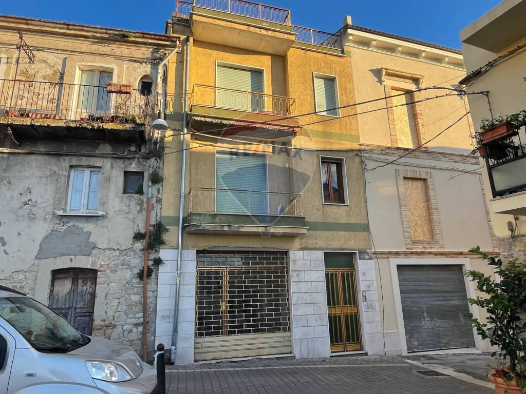 Casa Indipendente in vendita a Perano piazza Duca Degli Abruzzi, 107