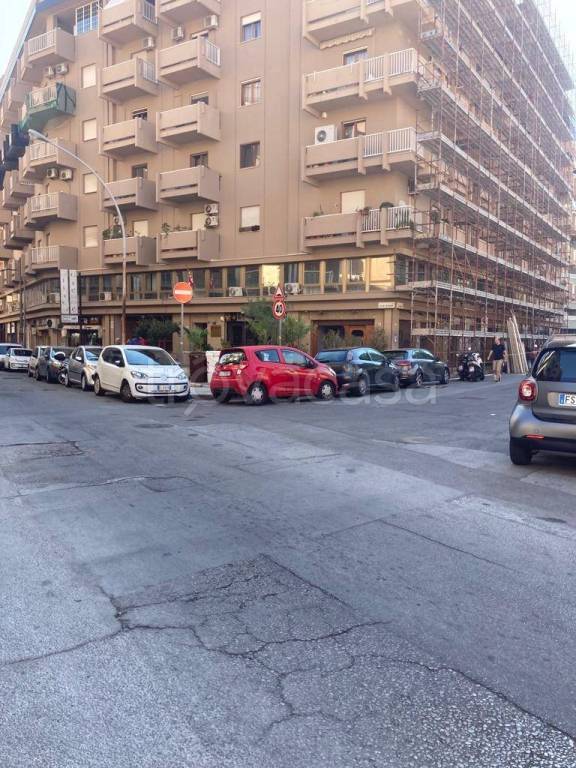 Negozio in affitto a Palermo via Ercole Bernabei
