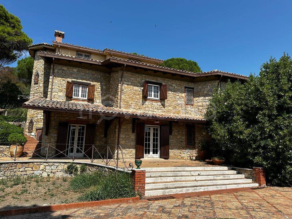 Villa in vendita a Caltanissetta viale Luigi Monaco, 42