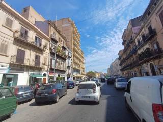 Negozio in affitto a palermo corso camillo finocchiaro aprile, 30