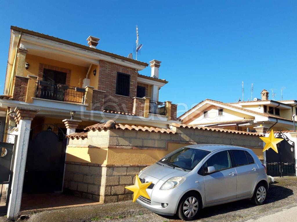 Villa a Schiera in in vendita da privato a Pomezia via delle Mimose, 5