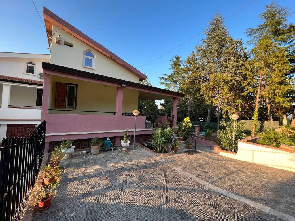 Villa a Schiera in vendita a Cassano delle Murge contrada Incoronata Lagogemolo, 23