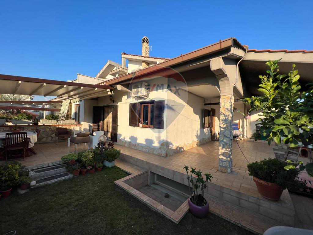 Villa in vendita a Pomezia via Padova, 7