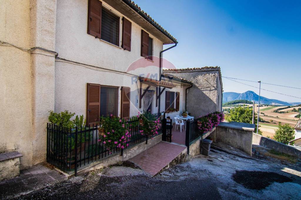 Casa Indipendente in vendita a Fabriano frazione San Giovanni, 9