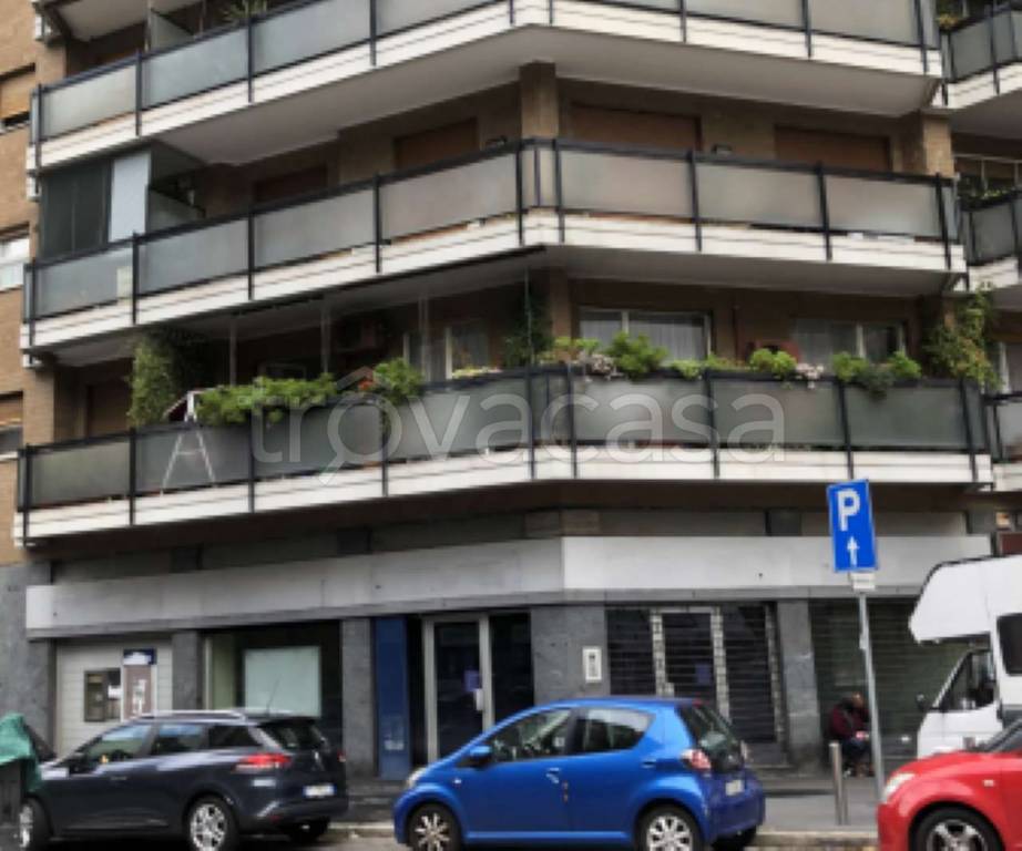 Filiale Bancaria in vendita a Milano largo Scalabrini 1