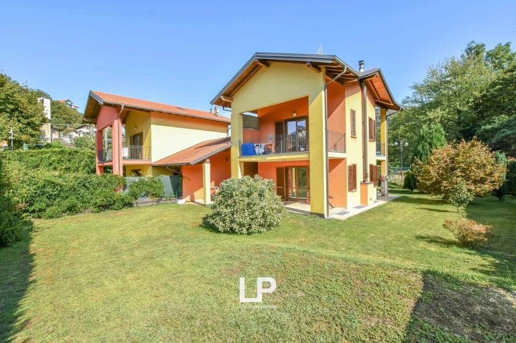 Villa Bifamiliare in vendita a San Bernardino Verbano via Cavandone, 3