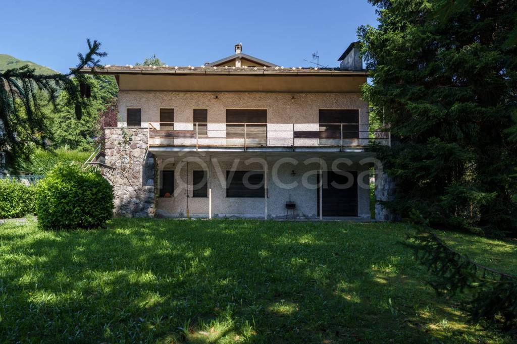 Villa Bifamiliare in vendita a Cassina Valsassina viale delle Grigne, 22