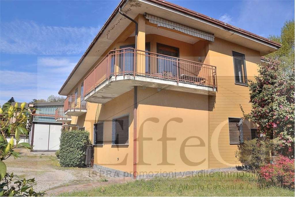 Appartamento in vendita a Laveno-Mombello via Battisti, 72