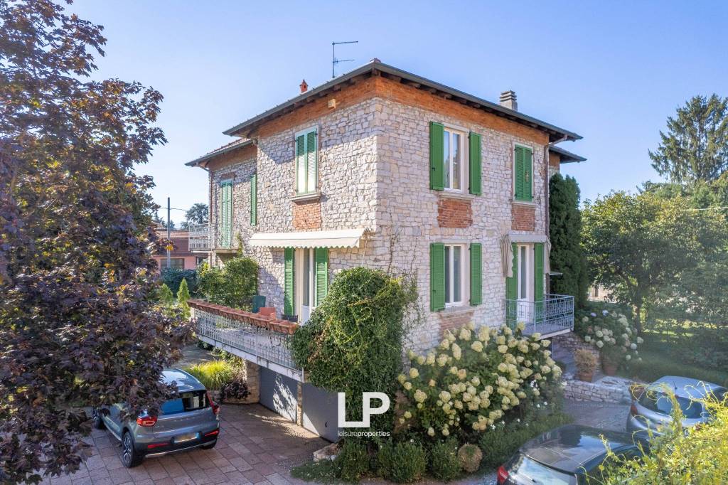 Villa in vendita a Travedona-Monate via Vittorio Veneto, 143