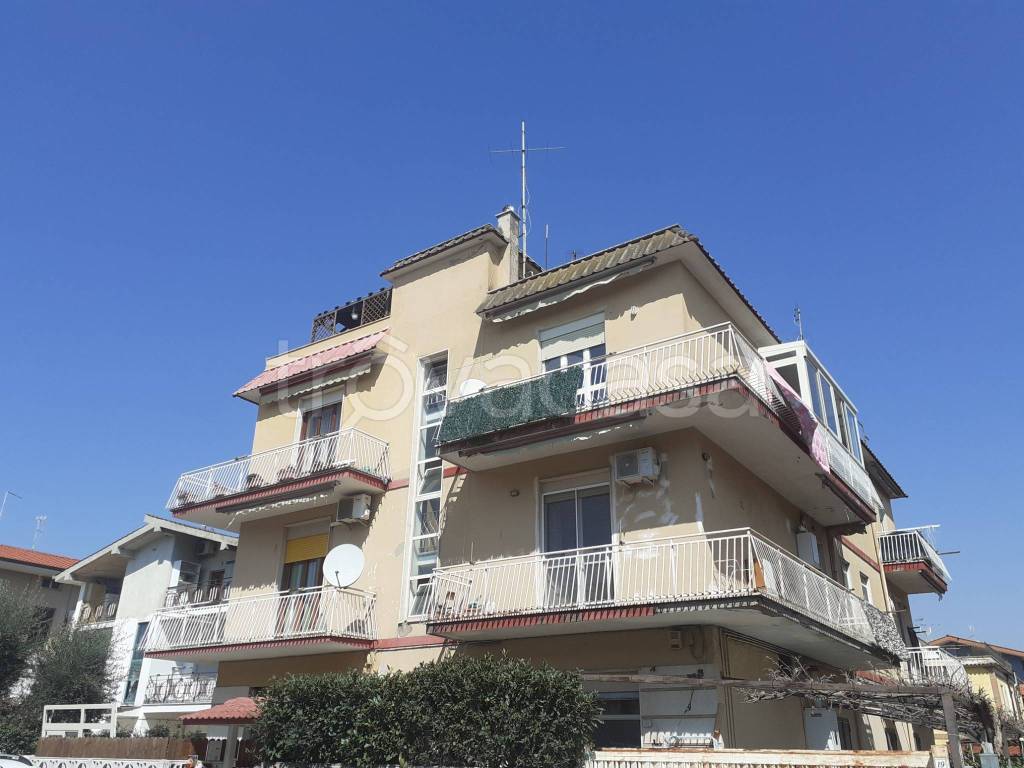 Appartamento in vendita ad Aprilia via Carlo Bertolazzi, 74xsdf
