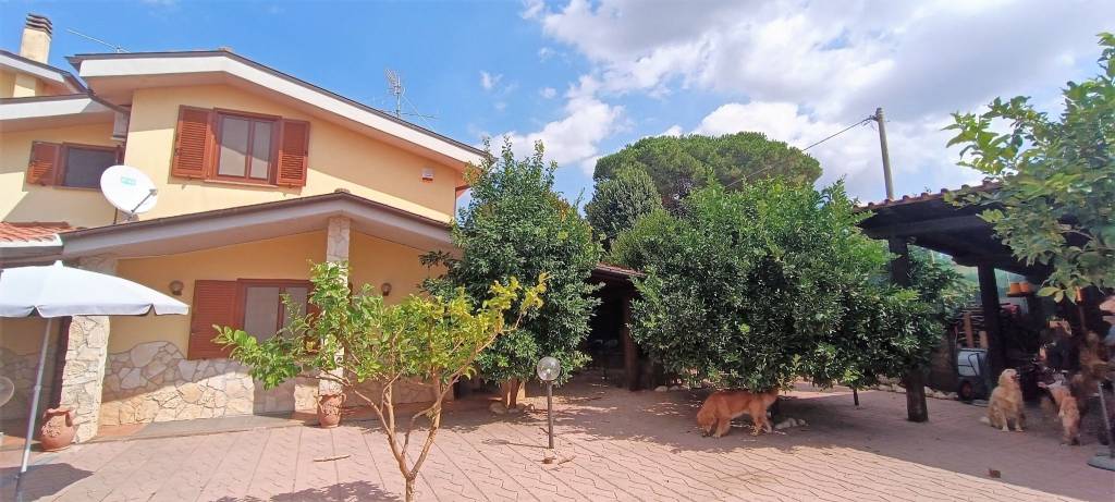 Villa Bifamiliare in vendita a Lariano via di Colle Cagioli