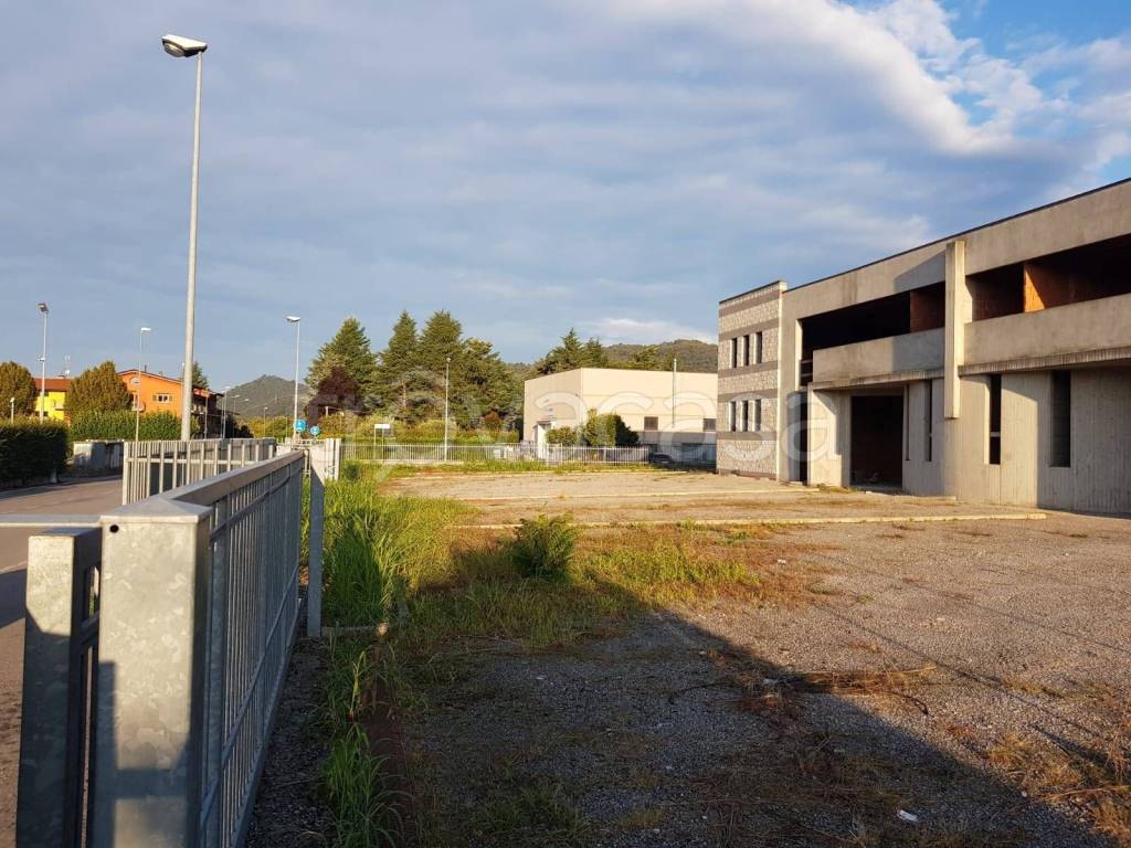 Capannone Industriale in vendita a Trescore Balneario via Metteotti