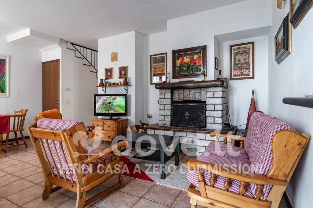 Villa a Schiera in vendita a Esino Lario via Castagneto, 20