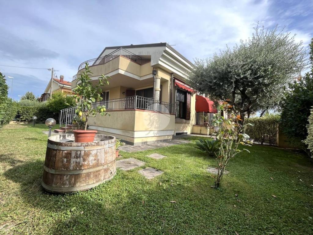 Villa in vendita a Rimini via Dati, 84