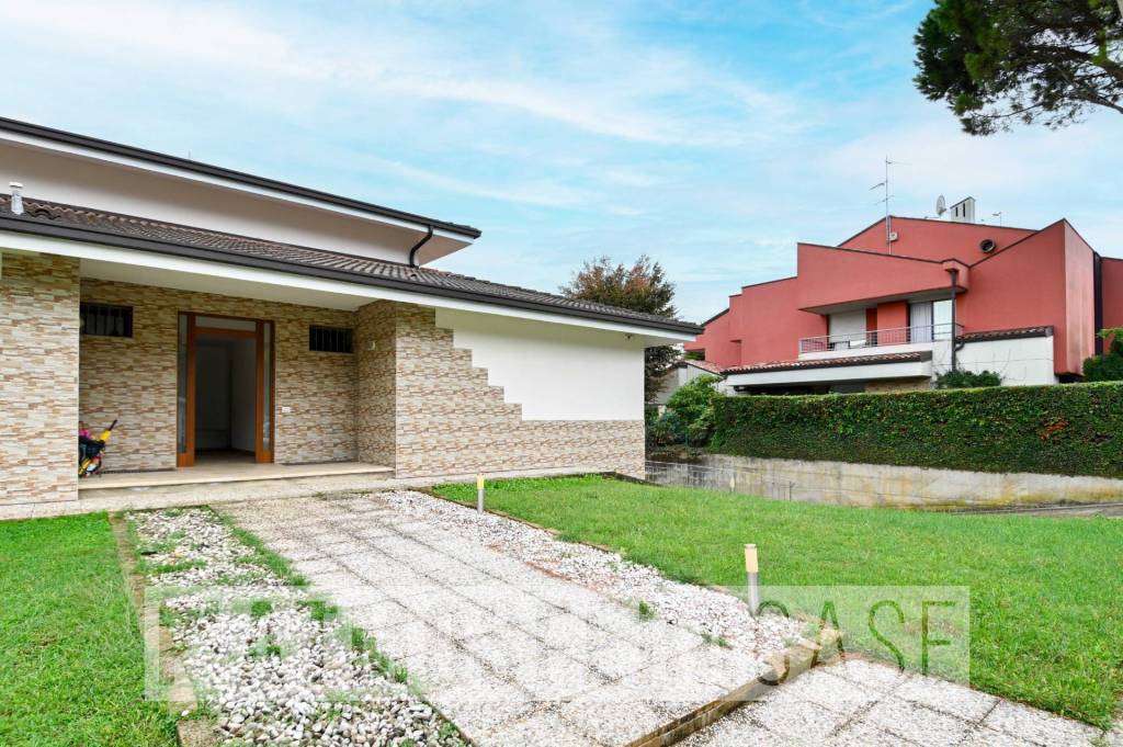 Villa Bifamiliare in vendita a Scanzorosciate via Monte Cervino, 9