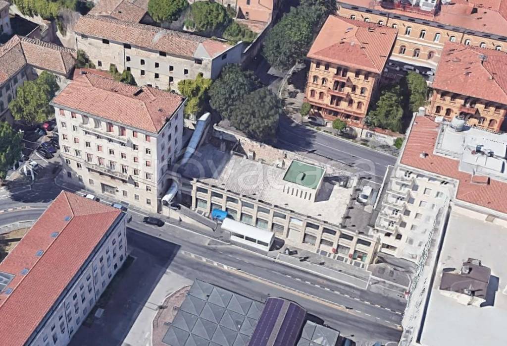 Negozio in affitto a Perugia piazza partigiani