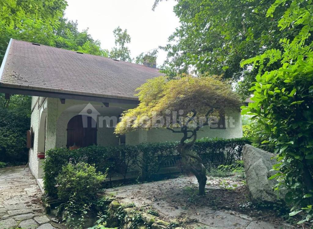 Villa in vendita a Oleggio Castello via Monviso, 9