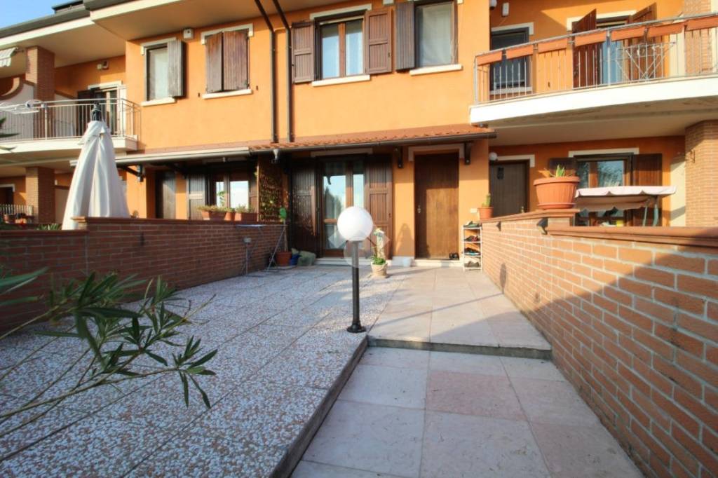 Villa a Schiera in vendita a Roverbella via Solferino e San Martino, 33