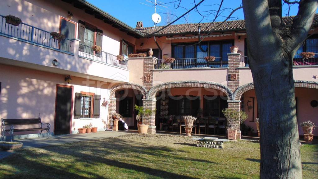 Villa Bifamiliare in vendita a Robecchetto con Induno cascina Padregnana