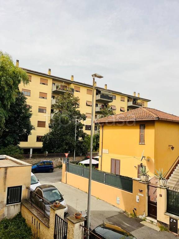 Appartamento in vendita a Roma via Siro Corti