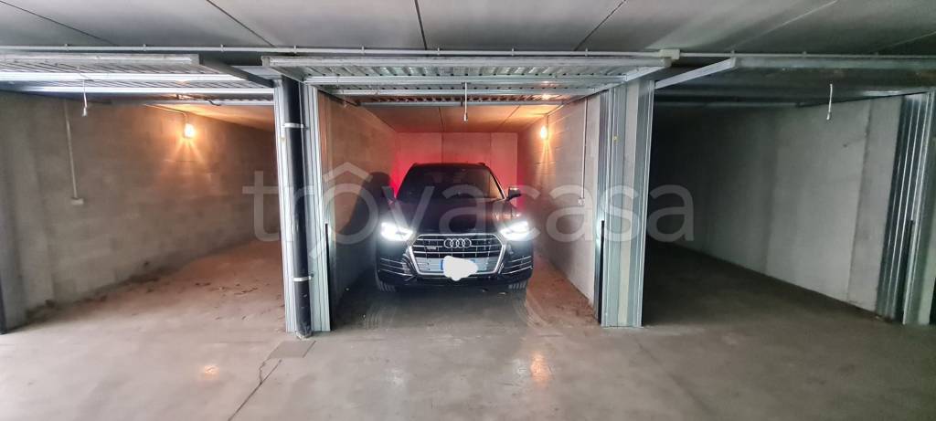 Garage in affitto a Monza via Ernesto Canesi, 14